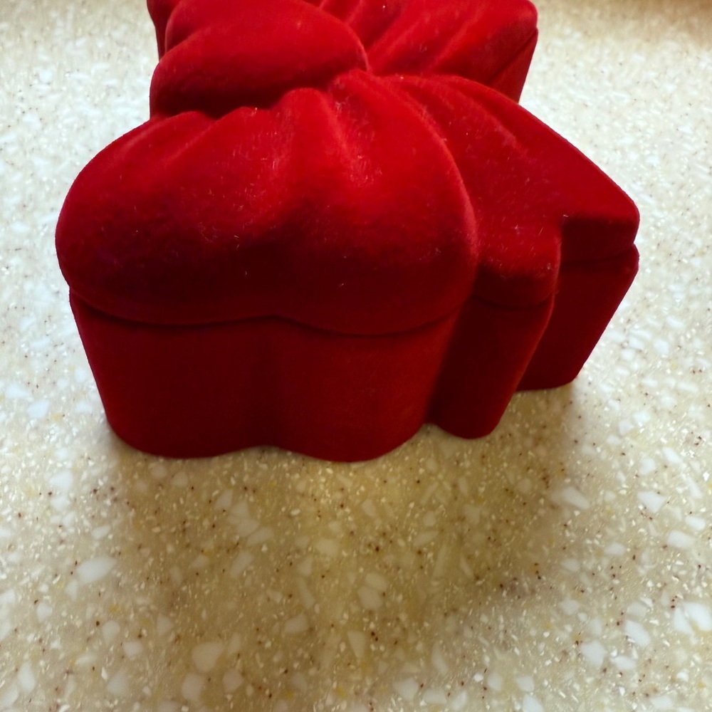 Elegant Red Velvet Bow-Shaped Hinged Small Jewelry Box with Heart NEW - Picture 4 of 11